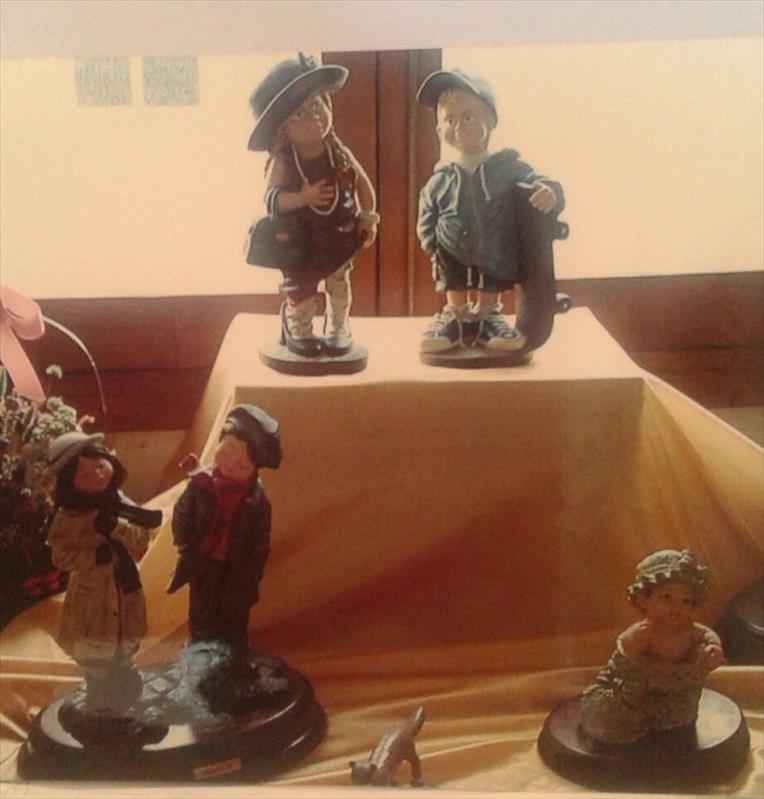 PINTURA I DECORACIÓ SOBRE FIGURES DE MARMOLINA, ESCAIOLA I RESINA