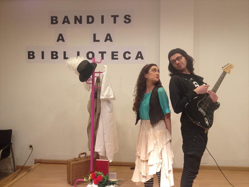 BANDIDOS EN LA BIBLIOTECA