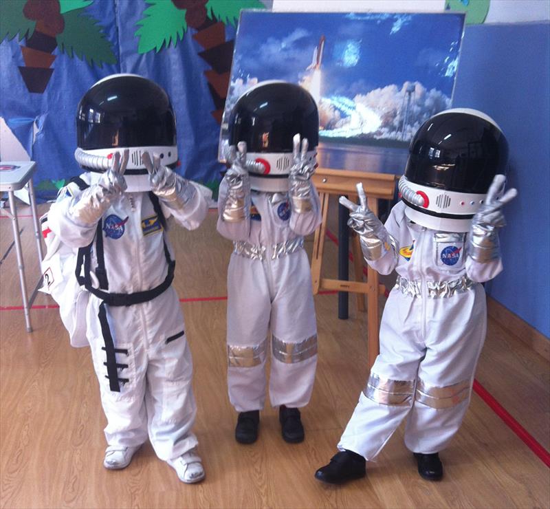 LANZAMOS COHETES ESPACIALES. VESTIDOS DE ASTRONAUTAS