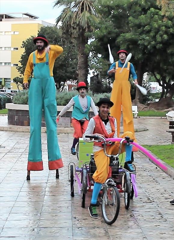 A LA LLUNA, AL CARRER