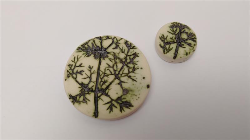 ¿CÓMO COCER CERÁMICA CON UN MICROONDAS?. APRENDE HACIENDO TU JOYA DE PORCELANA CON IMPRESIONES DE PLANTAS.